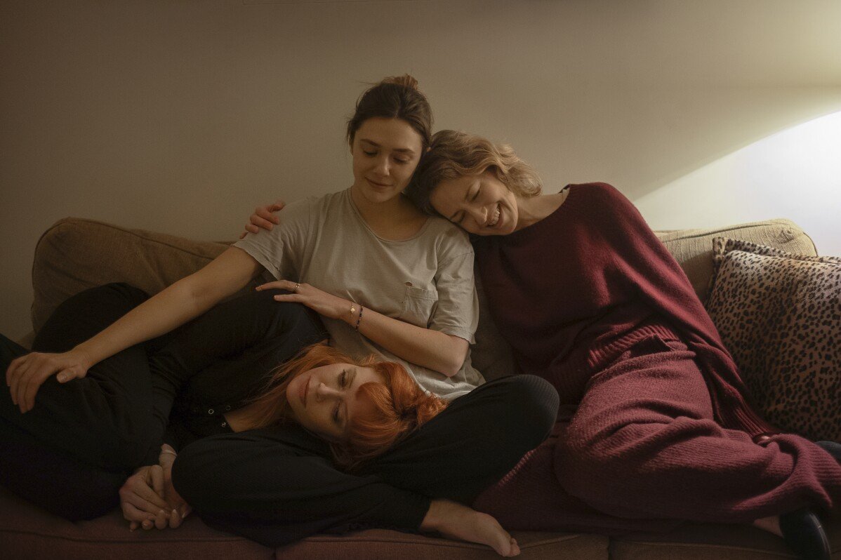 Đánh giá Phim: Carrie Coon, Elizabeth Olsen và Natasha Lyonne chờ đợi cái chết của cha trong 'His Three Daughters'